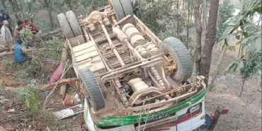 नुवाकोटमा बस दुर्घटना हुँदा तीन जनाको मृत्यु, २३ घाइते
