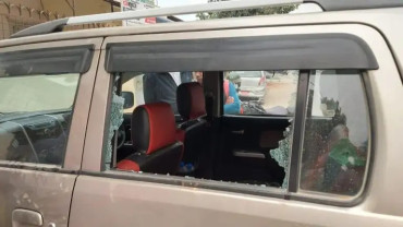 स्वर्णिम वाग्लेका बुवाको गाडी तोडफोड