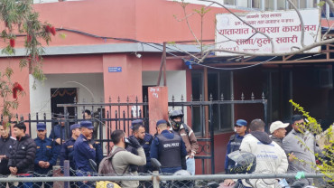 यातायात कार्यालयमा सेवाग्राहीलाई सास्ती दिने १५ जना बिचौलिया पक्राउ