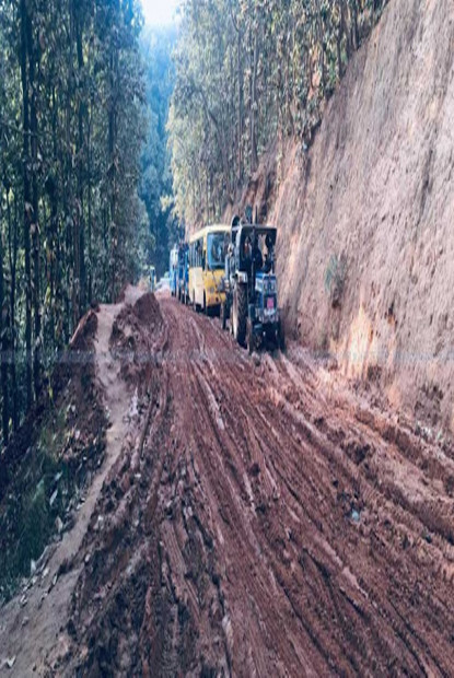 मध्यपहाडी लोकमार्गमा यात्राका सास्तीः गाडीमै रात काट्न बाध्य