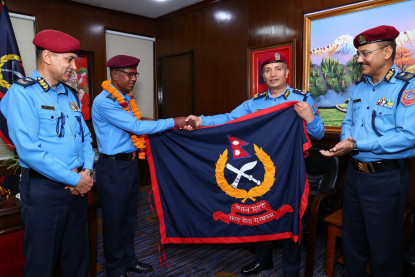 हिमाल आरोहण गर्न लागेका सई चौधरीलाई आईजीपीद्वारा बिदाइ