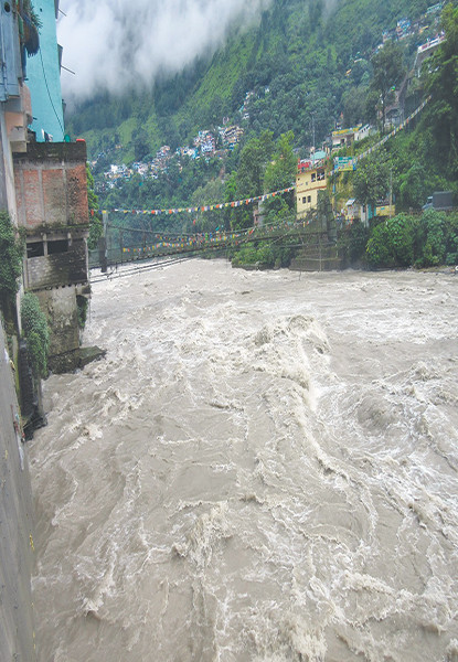 दार्चुलामा तुइनबाट खसेर एक बालक बेपत्ता
