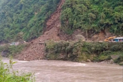 जवाङ खोलामा पहिरो जाँदा मुग्लिन-नागढुंगा सडक अवरुद्ध