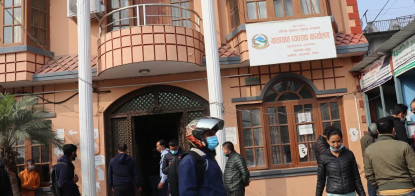 यातायात कार्यालय चाबहिलमा अख्तियारको छापा,  प्रमुख सहित २५ जनाको मोबाइल बरामद