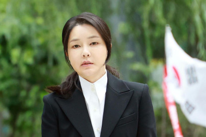 दक्षिण कोरियाकी पूर्व प्रथम महिला किम केओन हीलाई २० महिना जेल