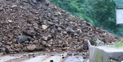 वर्षाले विभिन्न राजमार्ग प्रभावित, केही सडकमा राति सवारी सञ्चालन गर्न रोक