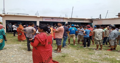 कृष्णपुर नगरपालिका घेराउ, कर्मचारी बन्दी