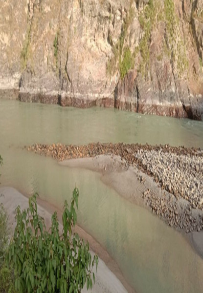 पहिरोले कर्णाली नदी थुनियो