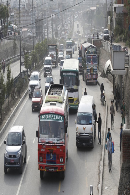 सार्वजनिक यातायात खुल्यो, यात्रु छैनन्