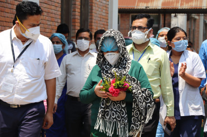 खुशी हुँदै फर्किइन् कोरोनामुक्त आमा
