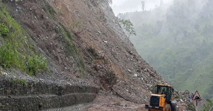 चारकिलोमा पहिरोः सडक अवरुद्ध
