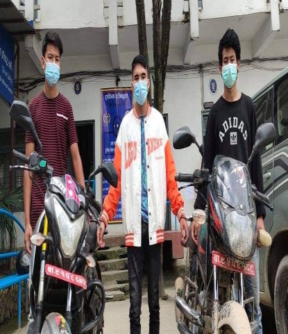 चाेरीकाे माेटरसाइकलसहित तीन जना पक्राउ