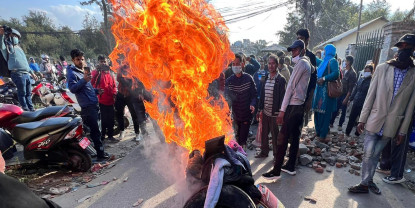 थापाथलीको सुकुम्वासी बस्तीमा डोजर चलाउँदा तनावग्रस्त