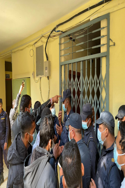 चिकित्सा शिक्षा आयोगमा विद्यार्थी र प्रहरीबीच झडप
