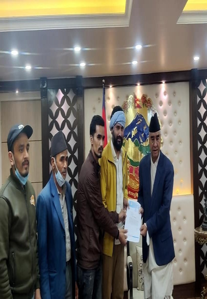 पश्चिम सेती बनाउन माग गर्दै प्रधानमन्त्रीलाई १ लाख पत्र र २२ डोका हस्तान्तरण