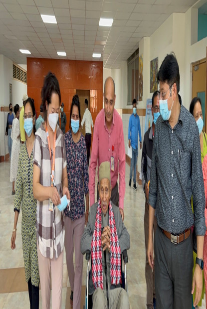 डा.सत्यमोहन जोशी अस्पतालबाट डिस्चार्ज