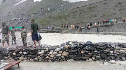 अमरनाथ गएका तीर्थयात्री बाढीमा पर्दा १५ जनाको मृत्यु, कैयौं बेपत्ता