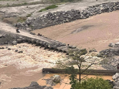 बाढीले मेलम्चीस्थित फट्टेको पुलमा क्षती