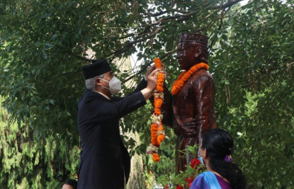 प्रधानमन्त्री देउवाबाट भानुको प्रतिमामा माल्यार्पण
