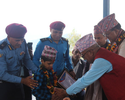 सासूमाथि कुटपिट गरेको घटना बाहिर ल्याउने ११ वर्षीय बालक सम्मानित