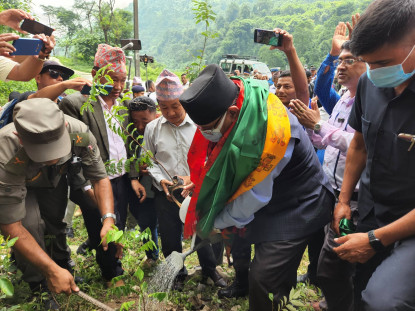 धरान पुगे प्रचण्ड, मेयर साम्पाङको श्रमदान अभियानमा सहभागी
