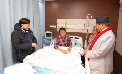 वर्षमान पुनको स्वास्थ्य अवस्था बुझ्न प्रधानमन्त्री प्रचण्ड अस्पतालमा