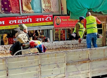 ह्वीलचेयरमा मास्क बेच्ने व्यक्तिलाई नगर प्रहरीले पक्राउ गरेको हो? यस्तो छ वास्तविकता 