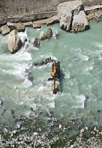 अनुमति बिना नेपालतर्फ आएपछि सशस्त्रले खोस्यो भारतीय स्काभेटरको चाबी