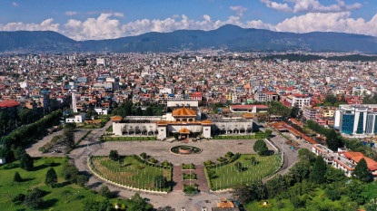 तस्विरमा हेर्नुस् खण्डहर बनेको संसद् भवन