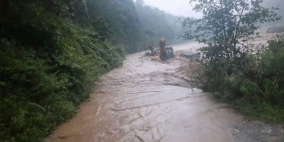 बाढी र पहिरोका कारण हेलम्बु राजमार्ग अवरुद्ध