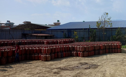 श्रीराम डिपोमा  ६ हजार सिलिन्डर ग्यास स्टक गरेर राखेको अवस्थामा  फेला