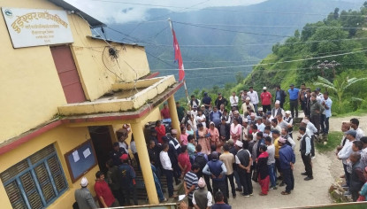 करार कर्मचारी निस्कासन विवादः कतै कार्यालय तोडफोड, कतै तालाबन्दी