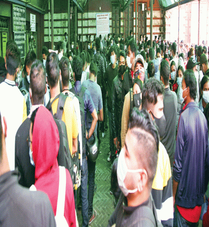 राहदानी बनाउनेको लर्को