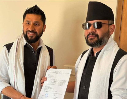 रविको हातबाट बालेनले लिए झापा-५ को टिकट