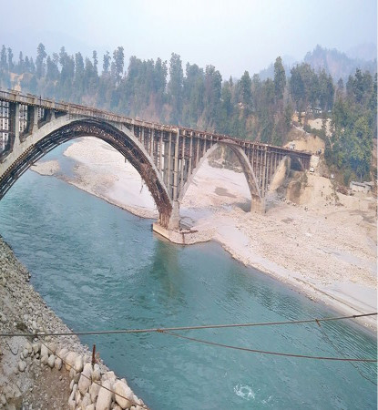 दुई प्रदेश जोड्ने पुल निर्माणकार्य धमाधम हुदैँ