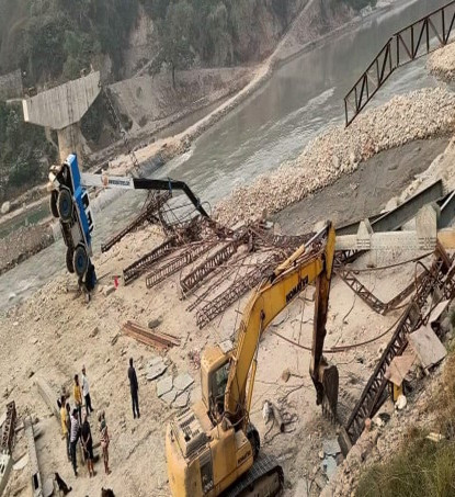 निर्माणधीन पुल भत्कियो, घाइते ८ कामदारमध्ये २ को अवस्था गम्भीर