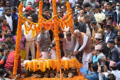 तस्विरमा हेर्नुहोस् केपी ओलीका पिता मोहनप्रसादको अन्तिम दाहसंस्कार