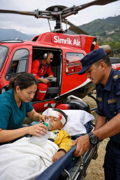 बागलुङमा छतबाट खसेका बालकको हेलिकप्टरमार्फत उद्धार