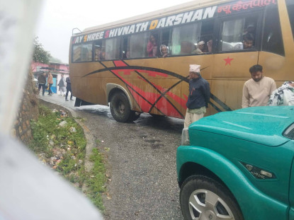 बैतडीमा सुदूरपश्चिमका मन्त्री सवार गाडी र बस ठोक्किए