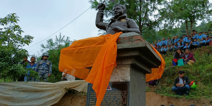 प्रचण्डद्धारा स्वर्गीय छोरा प्रकाशको सालिक अनावरण