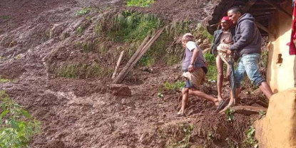 पहिराेमा पुरिएर आमा छाेरीकाे ज्यान गयाे