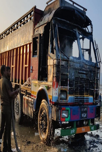 ट्रकमा आगजनी