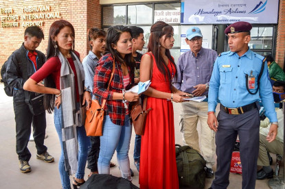 विमानस्थलबाट भिजिट भिसामा ओमान उड्न लागेका २७ महिला नियन्त्रणमा