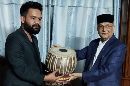 मेयर बालेनलाई एमाले अध्यक्ष ओलीको तबला उपहार