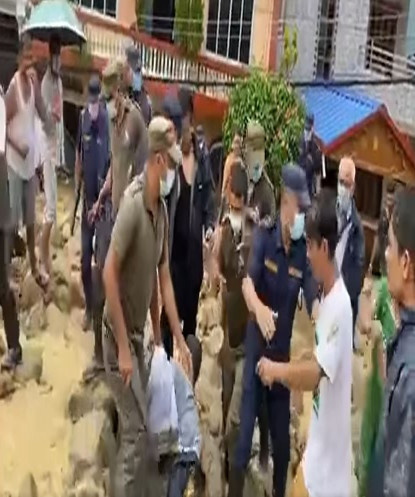 पहिरो पीडितबाट कुटिए बुटवलका मेयर सुवेदी (भिडिओ)