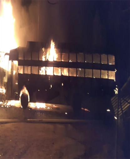 गुडिरहेको बसमा आगलागी