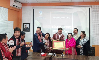 चलचित्रकर्मीको कल्याण कोषमा गायिका झाको पाँच लाख सहयोग