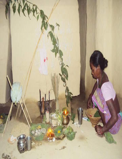 दसैँको अष्टमीको दिन थारु समुदाय ढिक्री पूजा गर्दै