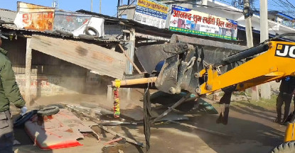 अटेर गरेको भन्दै इनरुवाका मेयर डोजर लिएर निस्किए सडकमा
