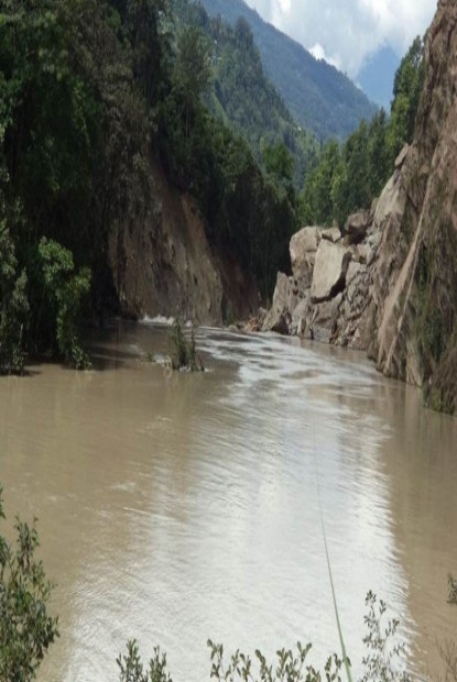 पहिरोले म्याग्दीको हिलबाङ खोला थुनियोः तल्लो क्षेत्रका गाउँ जोखिममा